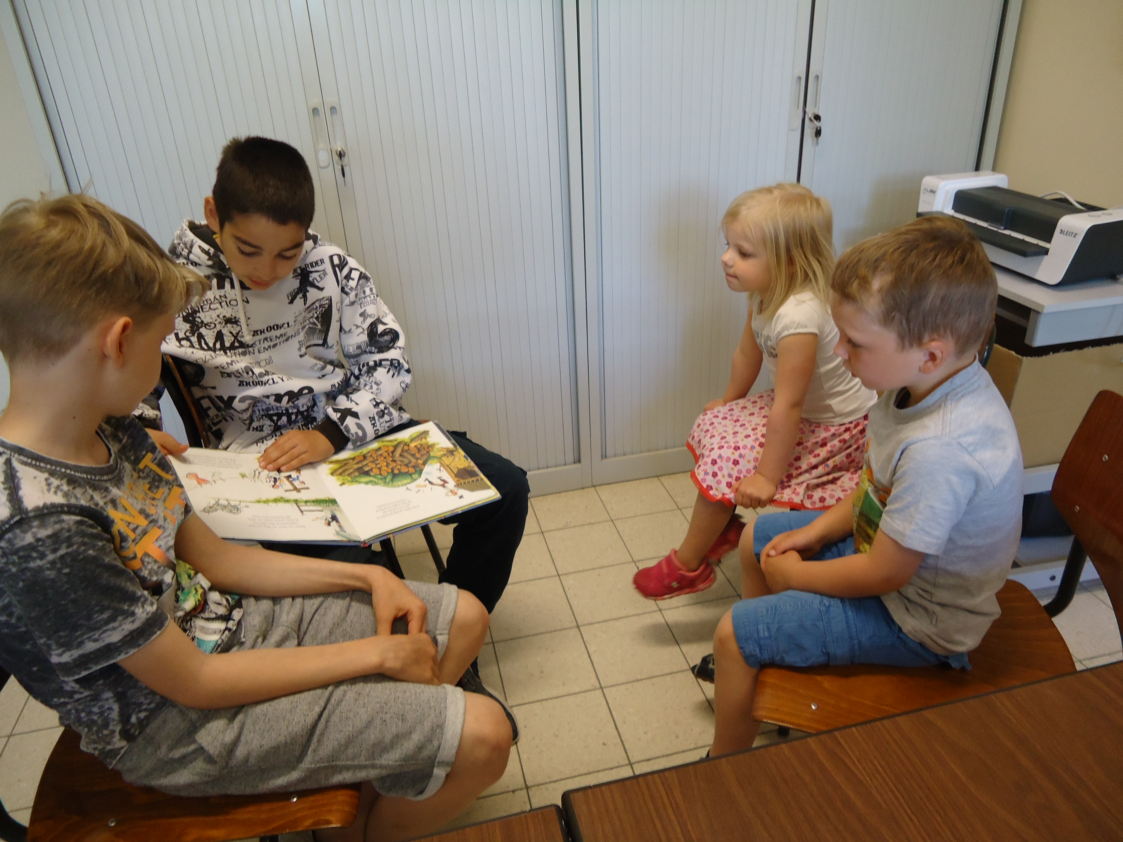 boekje voorlezen in de kleuterschool (juf Lucy)